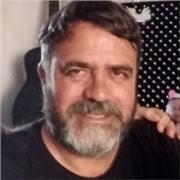 professor de história, ministra os cursos com conexões com a geografia,a filosofia, as ciências e a ecologia